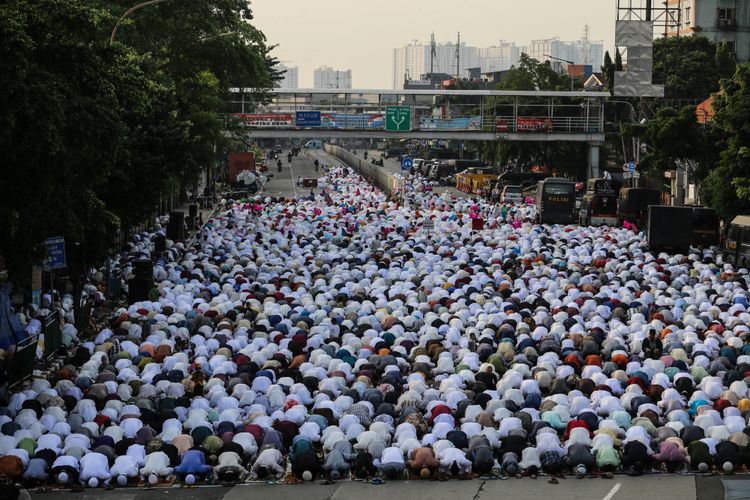 Umat Muslim melaksanakan Shalat Idul Fitri 1 Syawal 1439 Hijriah di Jatinegara, Jakarta Timur, Jumat (15/6/2018). Umat Islam merayakan Hari Raya Idul Fitri setelah sebulan lamanya menjalankan ibadah puasa pada bulan Ramadan.