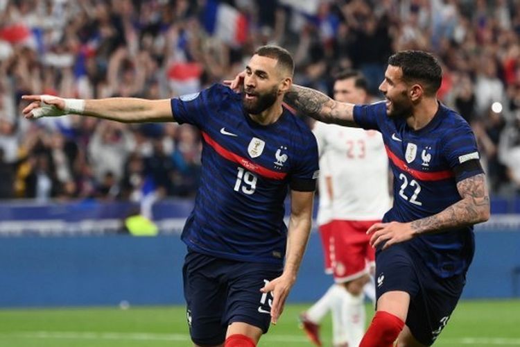 Penyerang timnas Perancis, Karim Benzema (kiri), merayakan gol bersama Theo Hernandez dalam pertandingan UEFA Nations League 2021-2022 melawan Denmark di Stadion Stade de France, Paris, pada 3 Juni 2022. Karim Benzema dan Theo Hernandez termasuk dalam 25 pemain timnas Perancis untuk Piala Dunia 2022. 