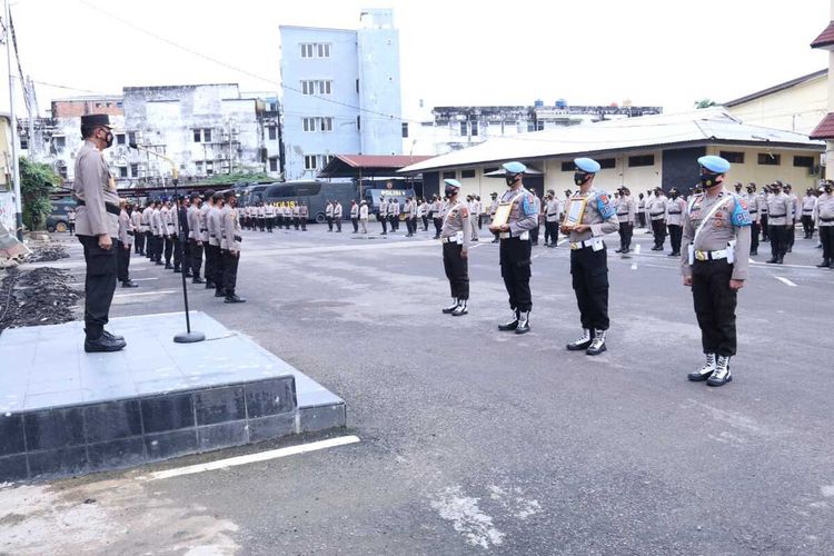 Upacara Pemberhentian Tidak Dengan Hormat (PTDH) 14 personel Polda Sumatera Selatan lantaran terlibat narkoba serta bolos bekerja tanpa keterangan jelas, Jum’at (29/1/2021).