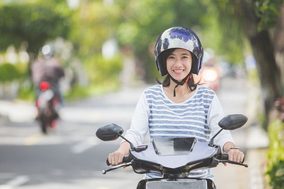Ilustrasi perempuan pengendara motor