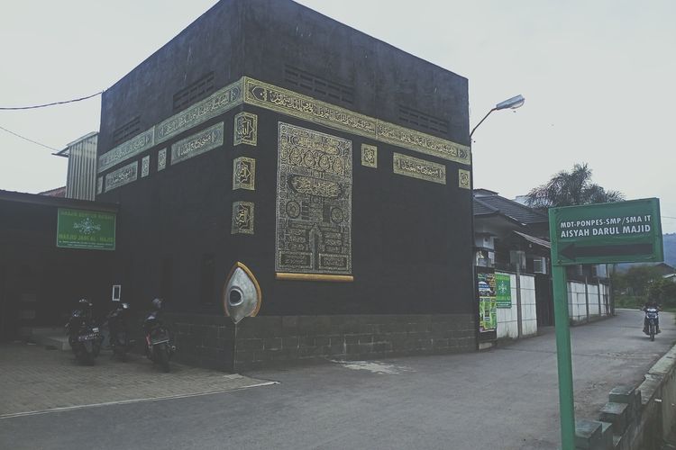 Masjid Jami Al-Majid yang berlokasi di Kampung Cikawung RT 2 RW 10, Desa Warga Mekar, Kecamatan Baleendah, Kabupaten Bandung, Jawa Barat. Menjadi salah satu masjid ikonik di Kabupaten Bandung lantaran berbentuk Ka'bah.