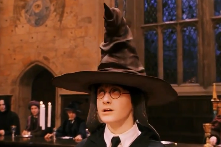 Leslie Phillips sebagai Sorting Hat dalam film Harry Potter and The Sorcerer's Stone.