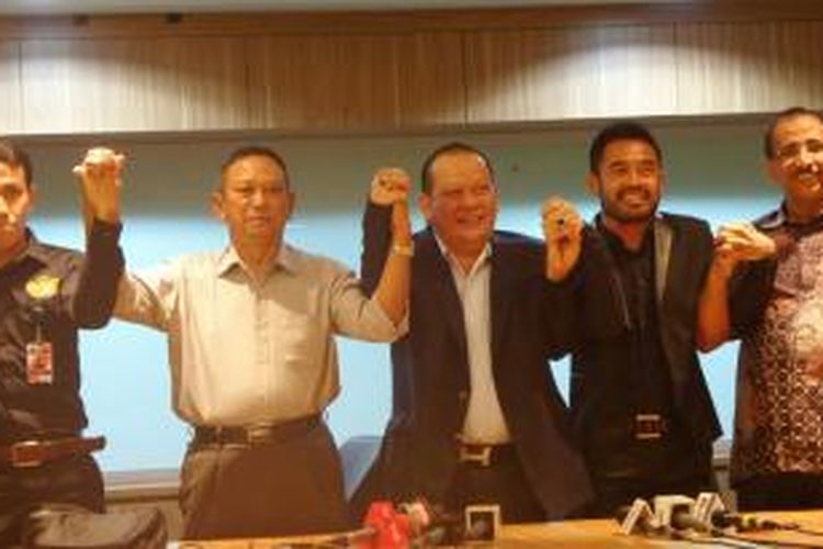 Perwakilan APPI dan APSNI berfoto bersama Ketua Umum PSSI La Nyalla Mattalitti di Kantor PSSI, Jakarta, Selasa (3/11/2015).