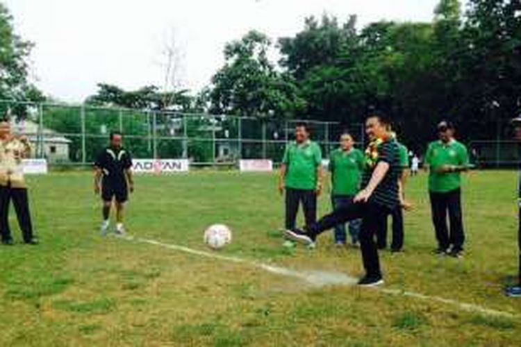 Menpora Imam Nahharwi melakukan kick off Liga Sepakbola Pelajar U-14 di Kepulauan Seribu