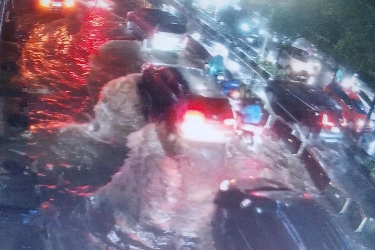 Sejumlah Rute Transjakarta Alami Gangguan Akibat Genangan Senin Malam