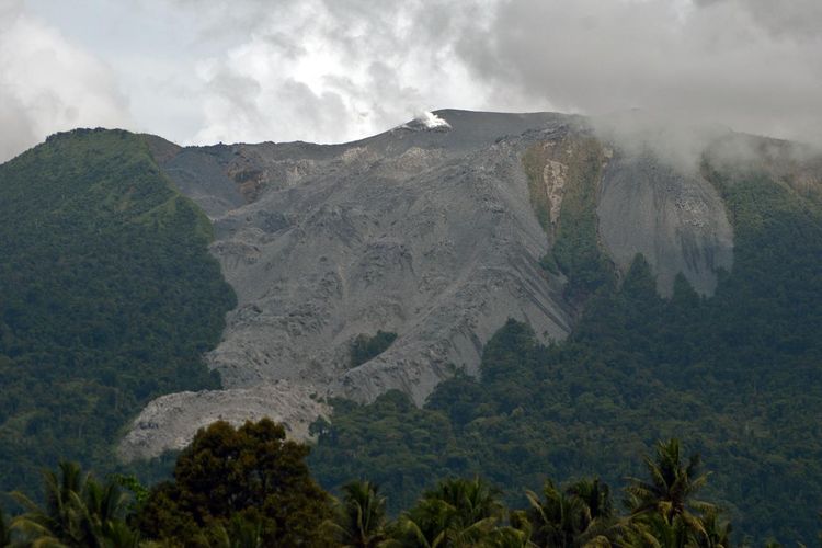 Jalur aliran lava dan material vulkanik Gunungapi Ibu dilihat dari Desa Sangaji Nyeku, Kecamatan Ibu Utara, Kabupaten Halmahera Barat.