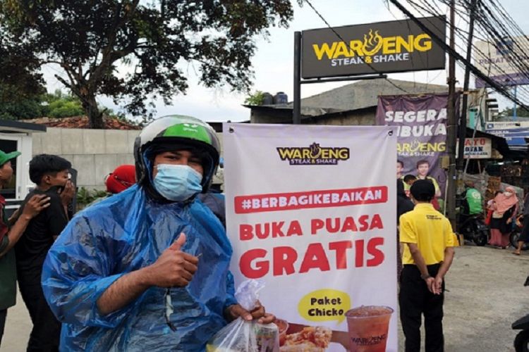 Waroeng Steak & Shake membagikan menu buka puasa gratis untuk para pengemudi ojek online (ojol) dan warga sekitar yang kurang mampu. 
