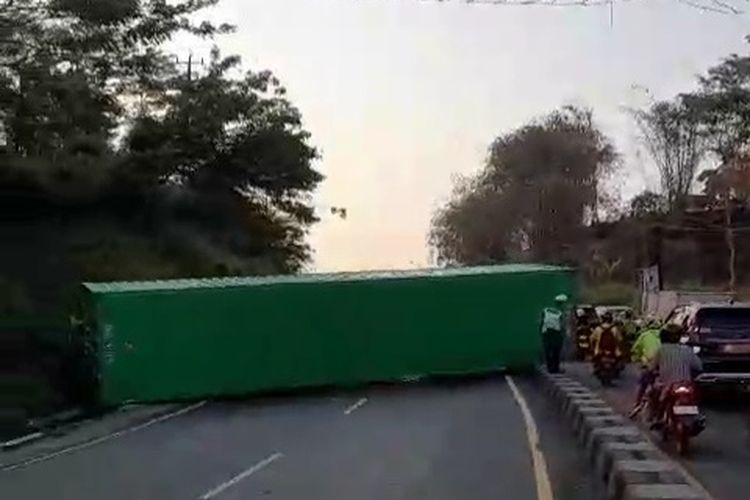 Truk kontainer terguling karena tak kuat di tanjakan Mangkelang Tuntang Kabupaten Semarang