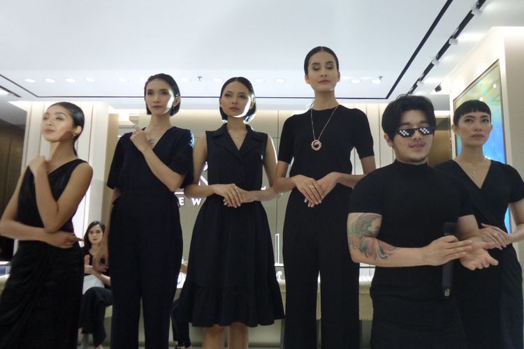Desainer Tex Saverio bersama para model yang memamerkan koleksi perhiasan kolaborasi Tex Saverio dan Miss Mondial di Plaza Indonesia, Jumat (8/3/2019).