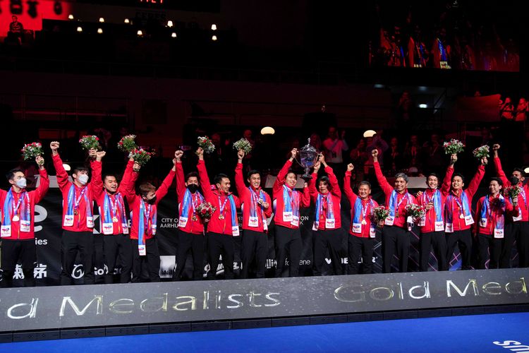 Para pemain dan official Indonesia melakukan selebrasi seraya mengangkat Piala Thomas setelah pemberian medali dan penyerahan piala kepada tim Indonesia yang berhasil meraih gelar juara, di Aarhus, Denmark, Minggu (17/10/2021). Indonesia berhasil merebut Piala Thomas 2020 setelah berhasll mengalahkan China di babak final dengan skor 3-0.