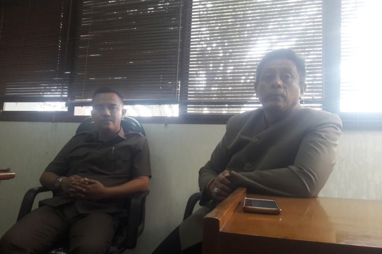 Wakil Ketua Komisi II DPRD Garut, Hamzah (kiri) bersama Dedi Suryadi anggota Komisi II saat ditemui diruang kerjanya, Senin (02/03/2020)