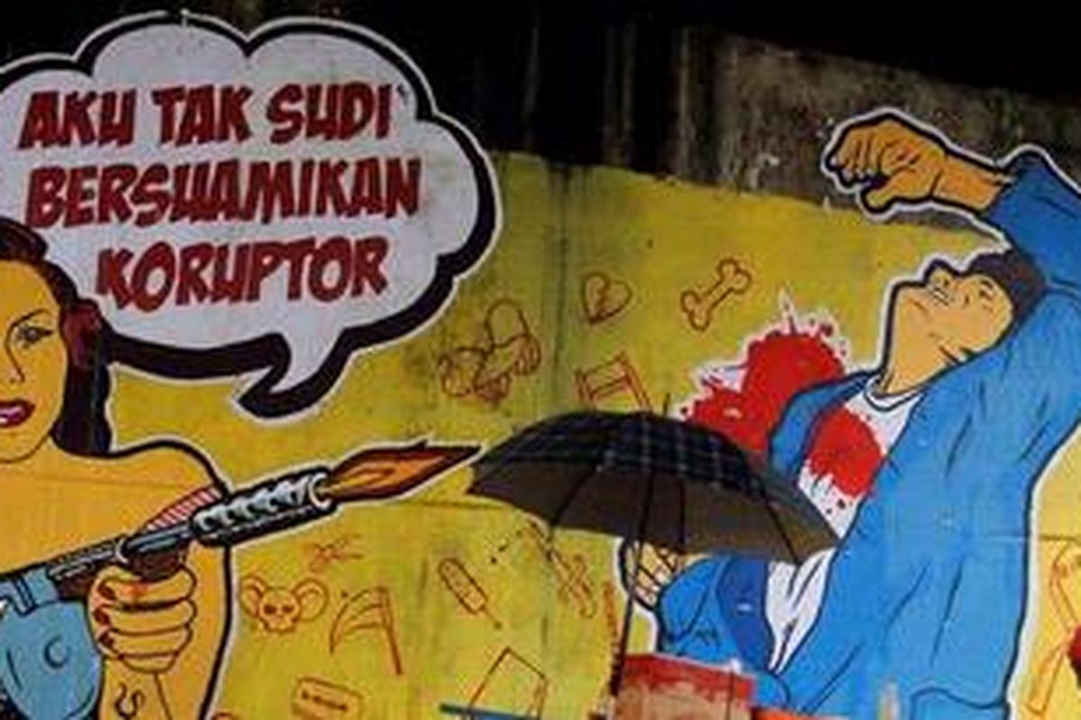 Penjual minuman keliling menunggu pembeli didepan poster berisi kritikan terhadap koruptor yang ditempel oleh komunitas street art menolak korupsi di Jalan Gatot Subroto, Jakarta Selatan, Senin (10/12/2012). Kritikan terhadap pelaku koruptor terus disuarakan oleh aktivis untuk mendorong tindakan lebih tegas dalam pemberantasan korupsi dan penegakan hukum lainnya. 