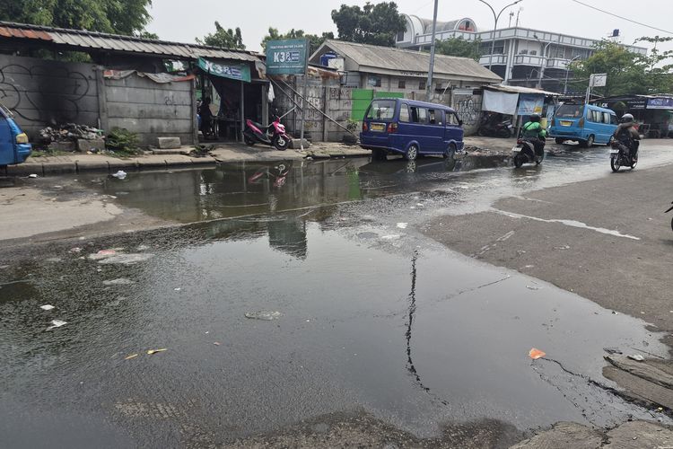 Genangan Dekat Stasiun Depok Baru Tak Kunjung Surut, Warga Gatal-gatal Digigit Nyamuk
