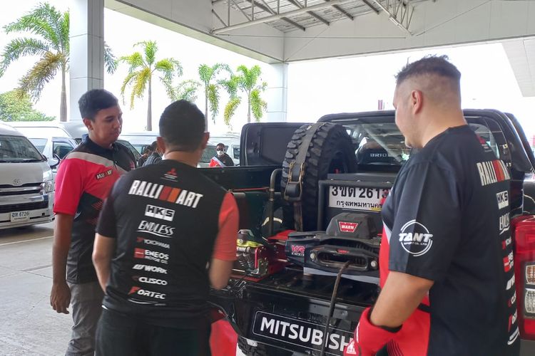 Rifat Sungkar dibantu oleh Julian Johan alias Jeje saat persiapan menghadapi Asia Cross Country Rally (AXCR) 2022 di Buriram, Thailand.