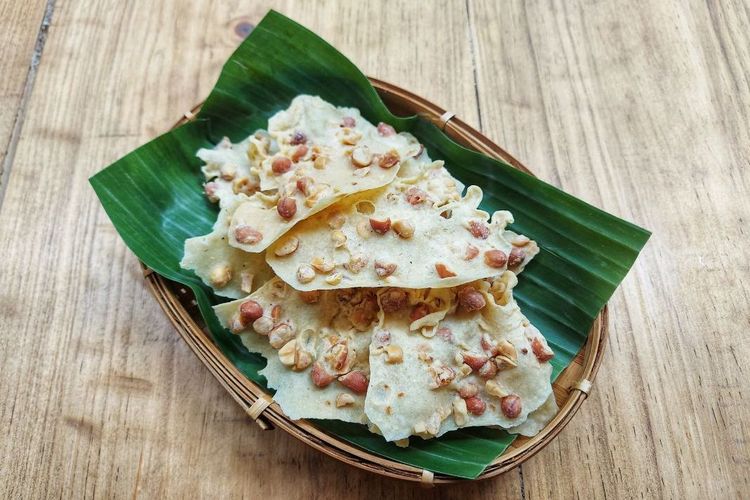 Resep peyek kacang tanah pakai 250 gram tepung beras, ini tips agar renyah dan tahan lama.