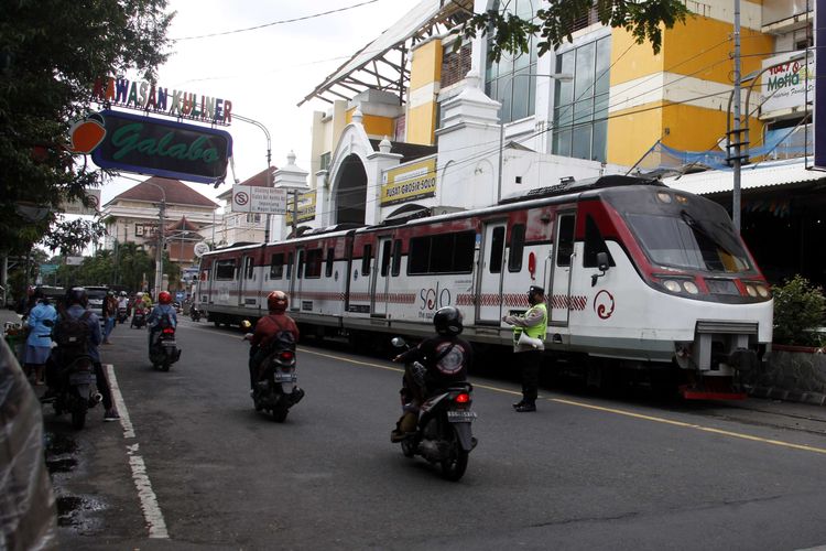 Warga menunggu kereta perintis atau Railbus Batara Kresna melintas di kawasan Gladak  Solo, Jawa Tengah, Rabu (9/3/2022). Kereta railbus dengan rute Stasiun Purwosari Solo- Stasiun Wonogiri tersebut dioperasikan PT KAI Daop 6 Yogyakarta sebagai transportasi alternatif bagi warga dengan tarif Rp4 ribu per penumpang guna meningkatkan pertumbuhan ekonomi dan mengurangi kepadatan jalan.