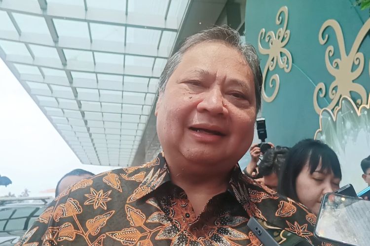 Menko Bidang Perekonomian Airlangga Hartarto memberikan keterangan usai menghadiri Indonesia Sharia Economic Festival (ISEF) 2025 di JiExpo, Senayan, Jakarta, Rabu (8/10/2025). 