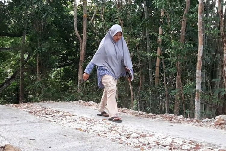 Tri Novi Rahmadani (15) Berjalan di sekitar Rumahnya di Panggang, Gunungkidul Jumat (15/8/2020)