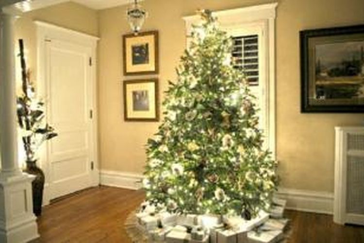 Pohon Natal yang diletakkan di ruang tamu harus berada di tempat yang tidak menghalangi jalan orang