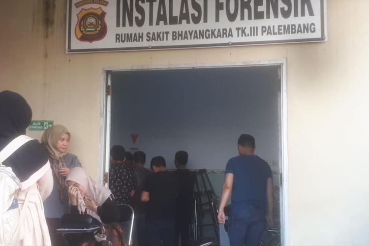 Para keluarga DJB (14) siswa yang mengikuti kegiatan orientasi di SMA Taruna Indonesia, berada di ruang kamar jenazah Rumah Sakit Bhayangkara Palembang, Sabtu (13/7/2019).
