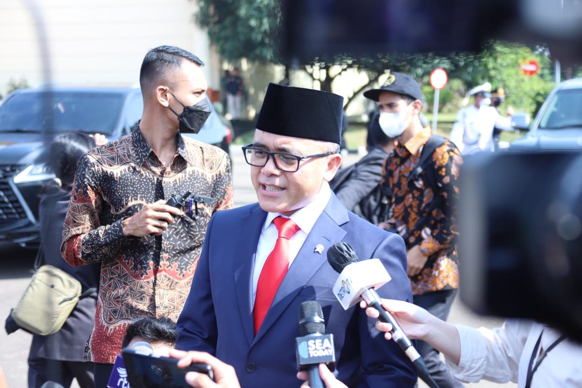 Menteri PANRB Abdullah Azwar Anas diwawancara usai mengikuti Upacara Hari Kesaktian Pancasila di Monumen Pancasila Sakti, Lubang Buaya, Jakarta, Sabtu (1/10/2022).