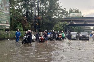 Horornya Jakarta Senin Pagi: Berjam-jam Terjebak Banjir dan Macet di Jalan