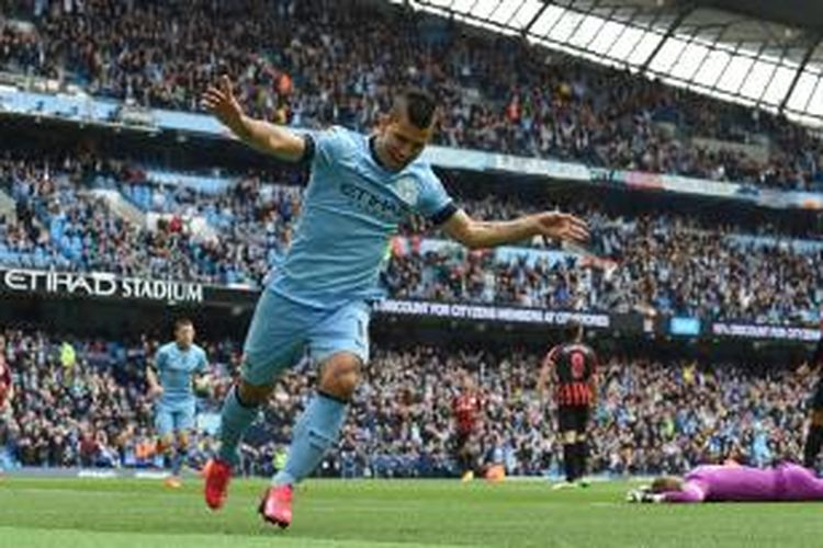 Selebrasi striker Manchester City, Sergio Aguero, ketika mencetak gol ke gawang Queens Park Rangers dalam lanjutan Premier League di Stadion Eitihad, Minggu (10/5/2015).