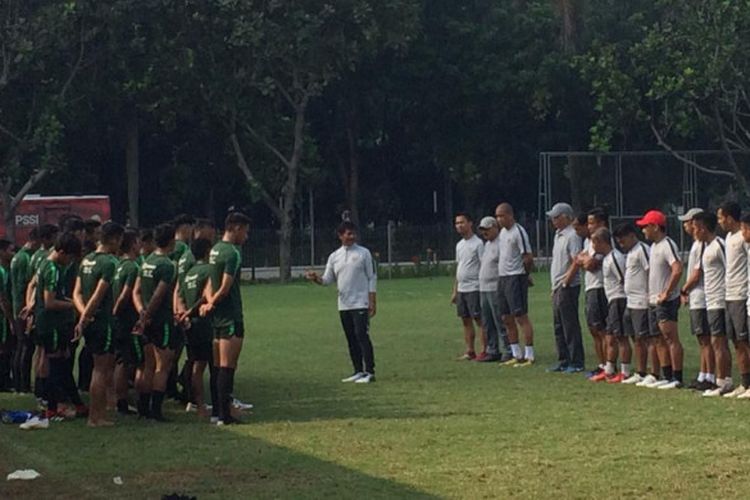 Latihan perdana timnas U-22 Indonesia di Lapangan ABC, Senayan, Jakarta Pusat, Senin (7/1/201