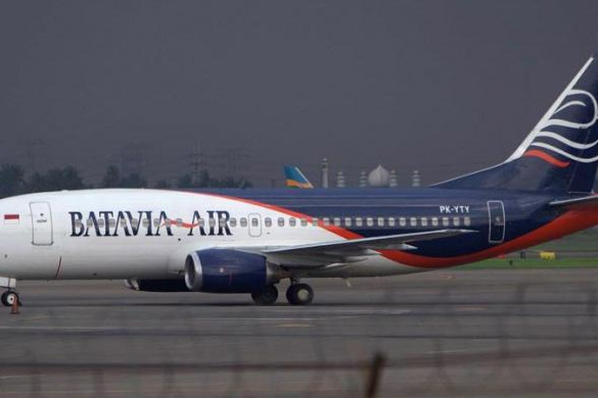 Pesawat Batavia Air mulai pukul 00.00 WIB tidak melayani jadwal penerbangan dan diparkir di Bandara Soekarno Hatta, Banten, Kamis (31/1/2013). Pengadilan Niaga pada Pengadilan Negeri Jakarta Pusat menyatakan pailit PT Metro Batavia, operator maskapai penerbangan Batavia Air. Batavia digugat pailit oleh International Lease Finance Corporation (ILFC). Batavia memiliki utang sebesar 4.688.064,07 dollar AS atau setara lebih dari Rp 45 miliar kepada ILFC.
