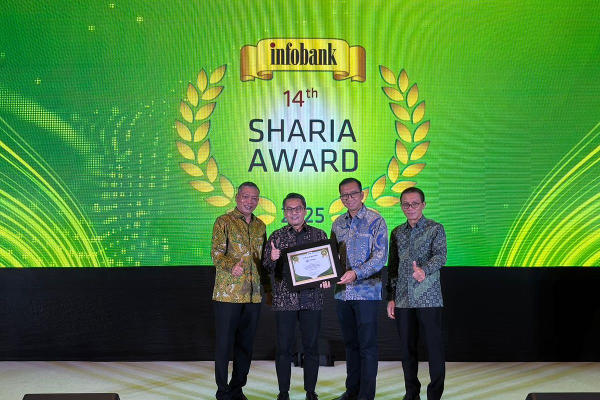 Senior Executive Vice President (SEVP) Askrindo Syariah, Zulfakhri, menerima penghargaan The Excellence Performance Sharia Guarantor Company 2025 dari Majalah Infobank pada ajang 14th Infobank Sharia Financial Institution Award 2025.