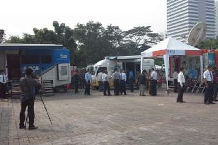 Suasana lokasi penukaran uang di Lapangan IRTI, Monas, Jakarta, Rabu (16/7/2014).