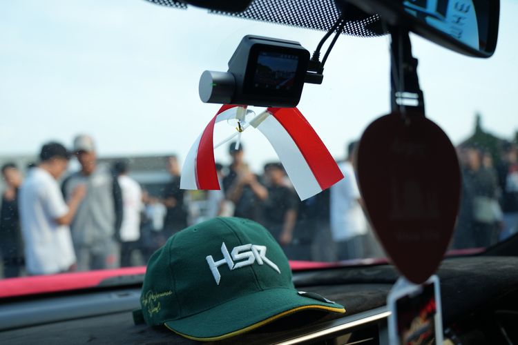 Dashcam 70mai saat terpasang di interior mobil