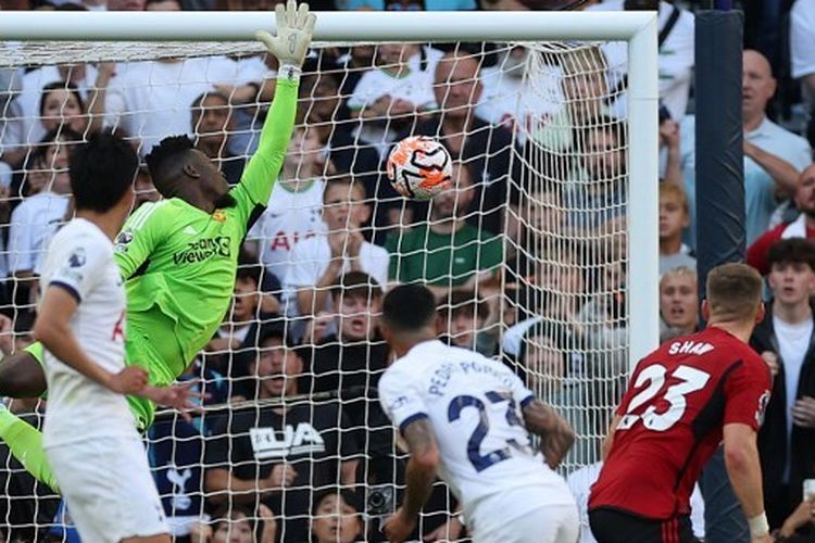 Kiper Manchester United, Andre Onana, melakukan penyelamatan saat membendung tembakan bek Tottenham Hotspur, Pedro Porro. Laga Tottenham vs Man United digelar di Stadion Tottenham Hotspur pada Sabtu (19/8/2023). Artikel ini berisi klasemen Liga Inggris. 