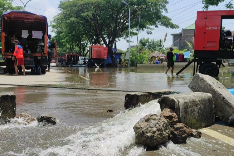 Penampakan pompa air di jalur Pantura Kecamatan Karanganyar, untuk tangani banjir Kabupaten Demak, Selasa (20/2/2024). (KOMPAS.COM/NUR ZAIDI)