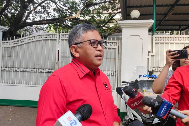 Sekretaris Jenderal PDI-P Hasto Kristiyanto ditemui di depan kediaman Megawati Soekarnoputri, Jalan Teuku Umar, Jakarta, Kamis (19/10/2023).