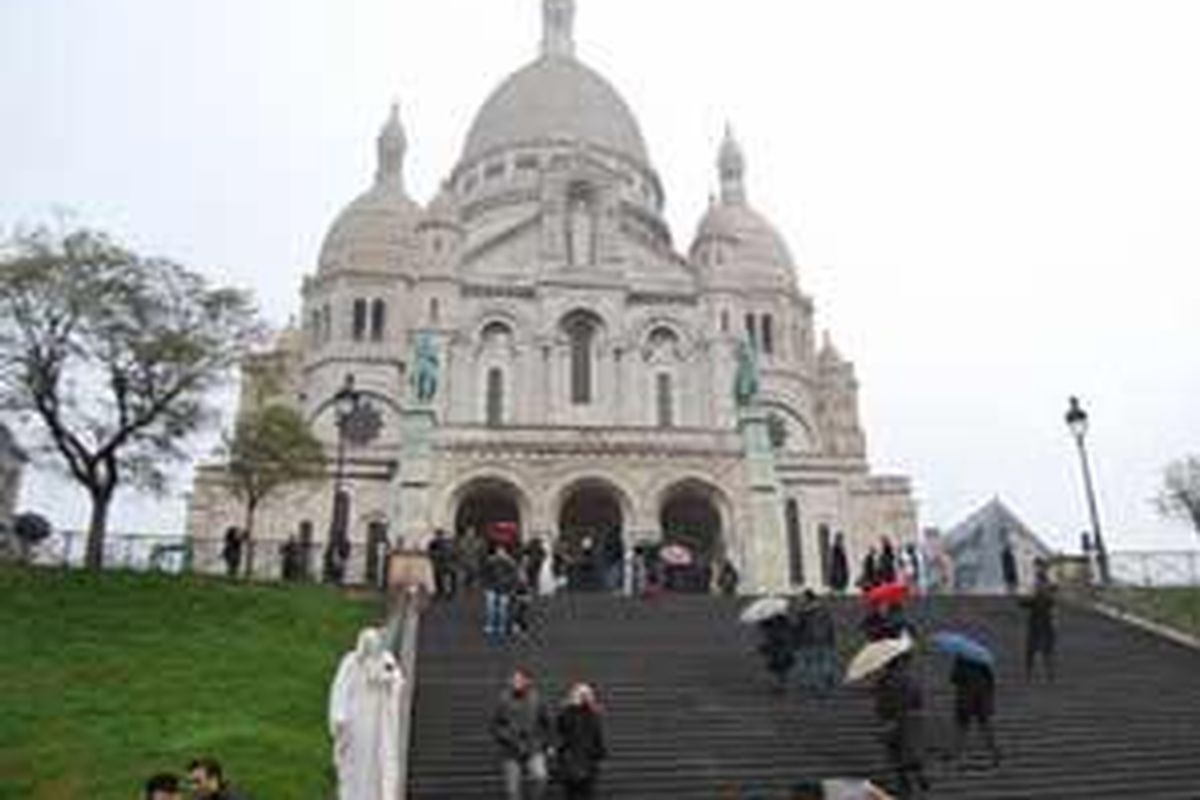 Gereja Sacre C Ceur berwarna putih dengan kubah yang berada di atas bukit dan memiliki lonceng seberat 19 ton.