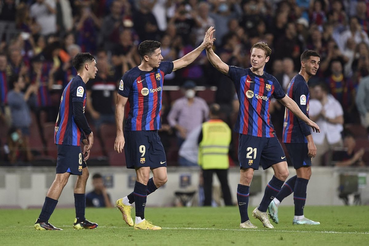 Para pemain Barcelona merayakan gol dalam laga lanjutan Liga Spanyol 2022-2023 kontra Villarreal. Laga Barcelona vs Villarreal yang digelar di Stadion Camp Nou pada Jumat (21/10/2022) dini hari WIB itu berakhir dengan skor 3-0 untuk kemenangan tim tuan rumah.