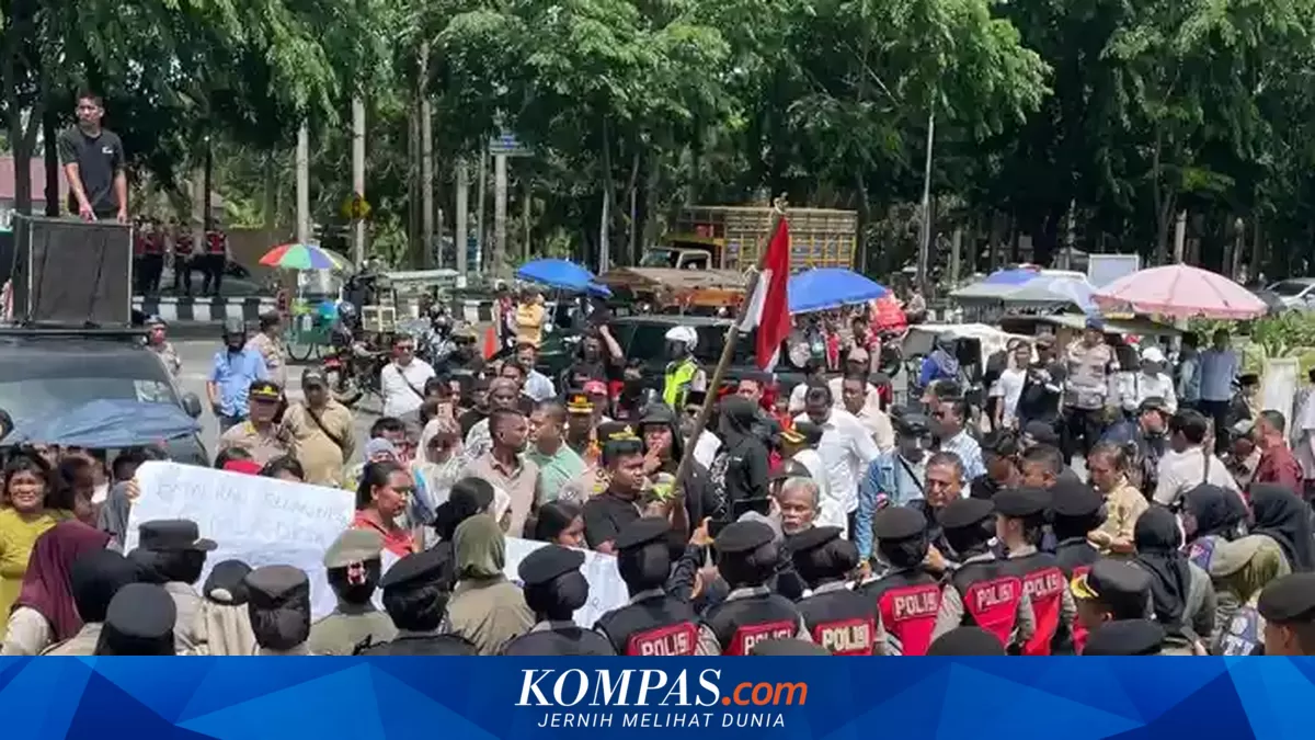 Pilkades Dituding Curang, Massa Demo Tolak Pelantikan Kades di Deli Serdang Ricuh, Bupati Dievakuasi Pakai Mobil Polisi