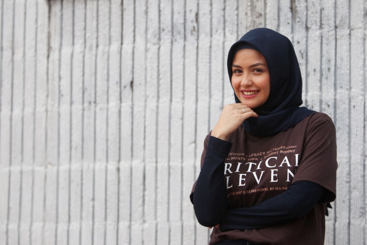 Pemeran tokoh Raisa dalam film Critical Eleven, Revalina S Temat saat sesi foto seusai wawancara di redaksi Kompas.com di Jakarta, Selasa (9/5/2017). Film Critical Eleven diangkat dari novel karya Ika Natassa.