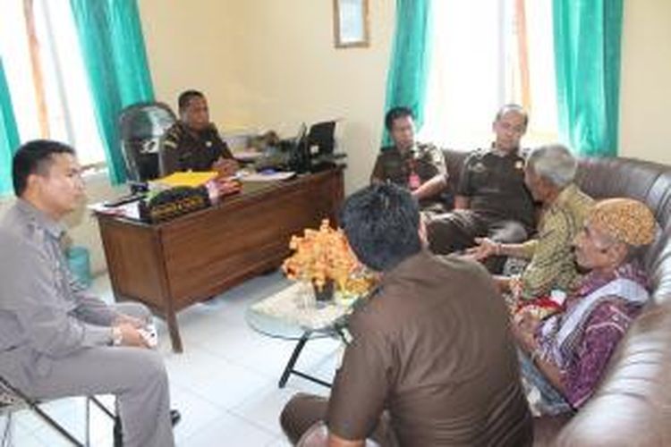 Perwakilan tokoh adat asal Timor Tengah Utara (TTU) mendatangi Kejaksaan Negeri Kefamenanu untuk mendukung pemberantasan korupsi di TTU