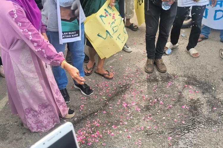 Keluarga dan Rekan Pengamen Karim Tabur Bunga di Pasar Raya Padang: Tolak Klaim ODGJ, Desak Keadilan