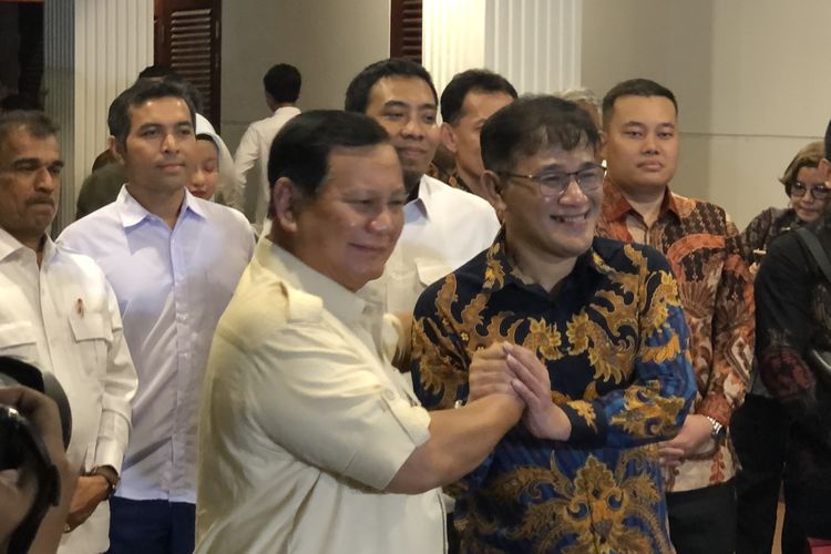 Ketua Umum Partai Gerindra Prabowo Subianto bertemu dengan politikus PDI-P Budiman Sudjatmiko. Pertemuan itu berlangsung di kediaman Prabowo, Jalan Kertanegara, Jakarta Selatan, Selasa (18/7/2023). 