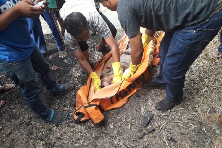 Pria tanpa identitas ditemuka tewas mengambang di Kali Irigasi, Kampung Lilingir, Desa Cipayung, Kecamatan Cikarang Timur, Kabupaten Bekasi, Jumat (11/10/2019).