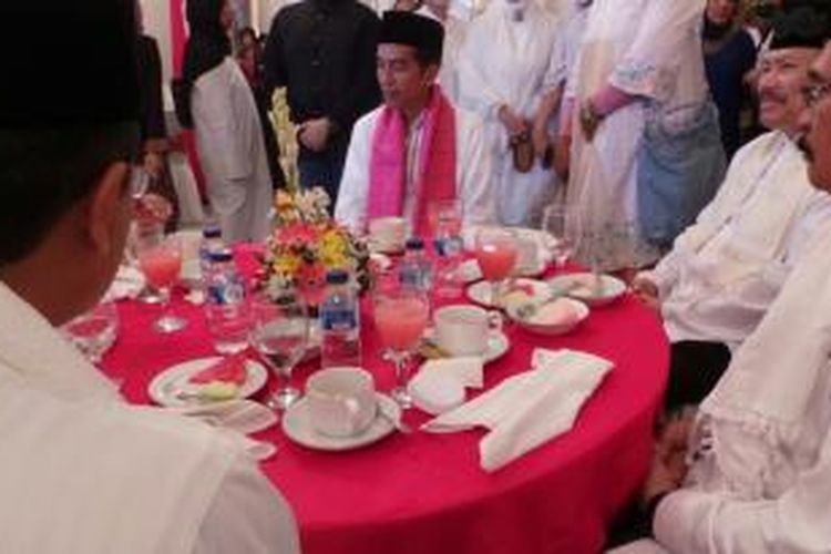 Gubernur DKI Jakarta Joko Widodo makan bersama setelah mengikuti shalat Idul Adha di Balaikota, Selasa (15/10/2013).