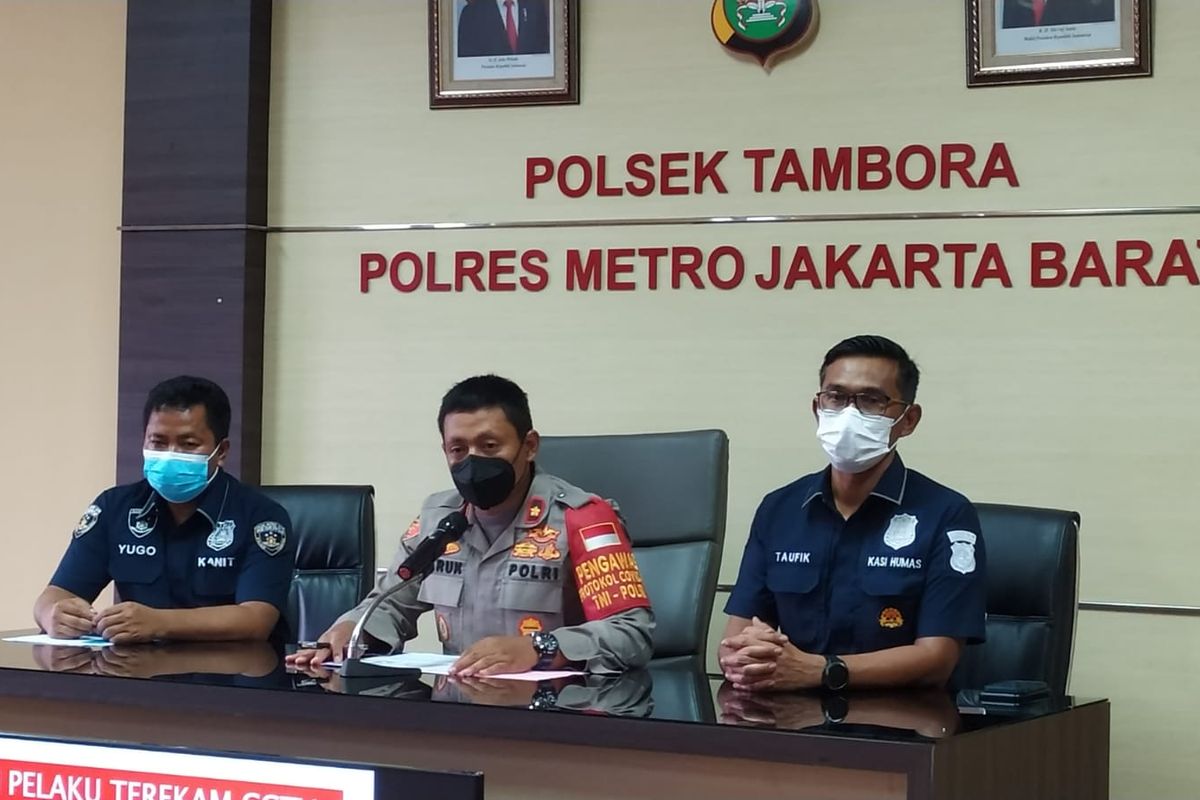 Dua tersangka spesialis spion mobil dan ponsel diamankan oleh Polsek Tambora, Jakarta Barat, pada Minggu (14/11/2021). 