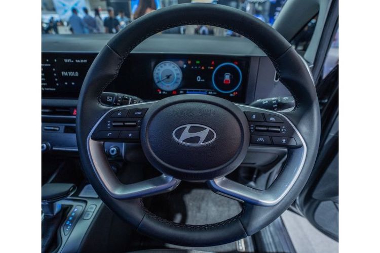 Fitur Smart Cruise Control with Stop & Go. 