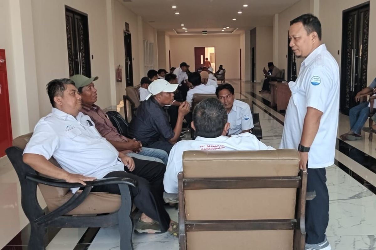 Saat para karyawan berada di kantor DPRD Kabupaten Sumenep untuk audiensi. 