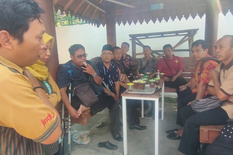 Paguyuban Manunggaling Dukuh Kulon Progo atau paguyuban dukuh se-Kulon Progo mendatangi Kantor KPU Kulon Progo untuk menyalurkan harapan pada kesejahteraan saat menjalankan tugas ke depan di Pemilu 2024 ini.