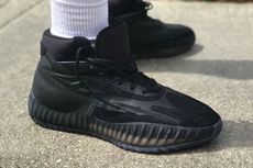 Boost “Triple Black”, Sepatu Basket dengan Inspirasi Tiga Yeezy