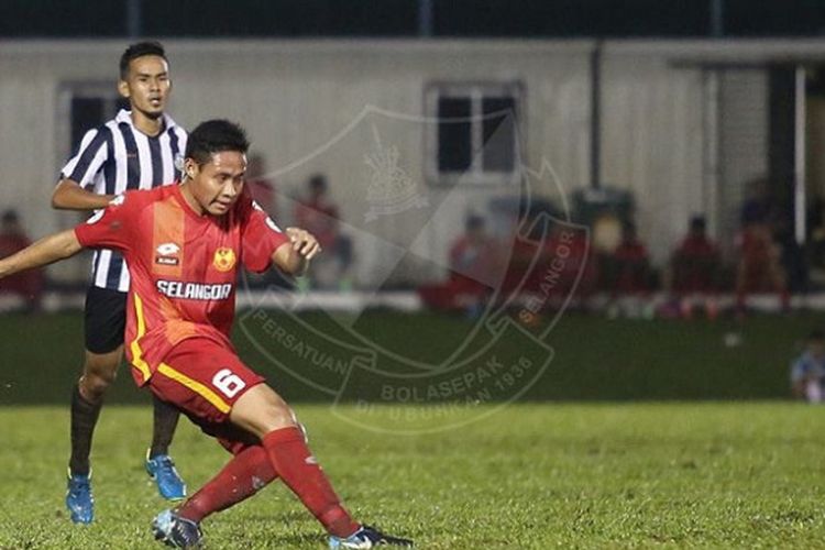 Gelandang Selangor FA, Evan Dimas beraksi dalam uji coba kontra TFC II di Padang Sime Darby, Bukit Jelutong, Rabu (10/1/2018) malam.